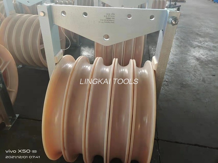 Üç Təkərli 822mm Böyük Diametrli Transmissiya Yerüstü Kabel Roller Neylon Çarxlı Blok Kasnağı